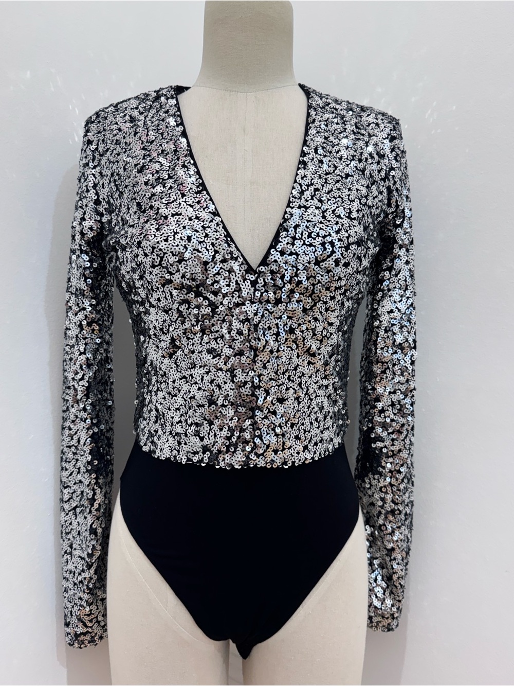 Bardot Silver Sequin V-neck bodysuit Sz 6 Small NWT